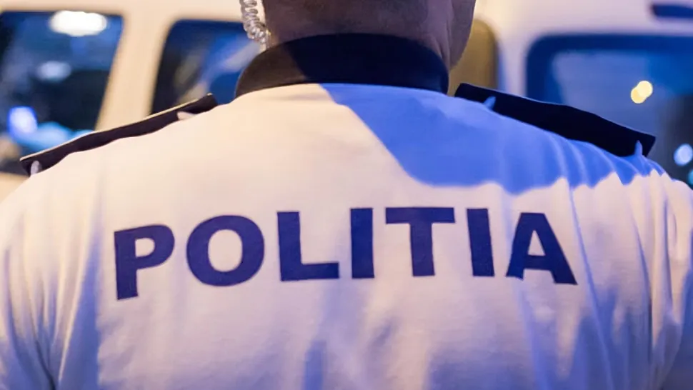 Erou în uniformă. Un polițist a sărit în râu și a salvat o adolescentă de 15 ani