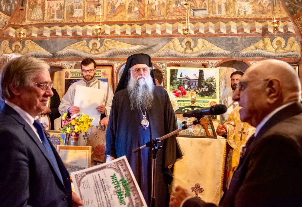 Scriitorul Dinu Săraru și Arhiepiscopul Râmnicului, prezenți la Biserica Maicii Domnului Vioreşti din Slătioara