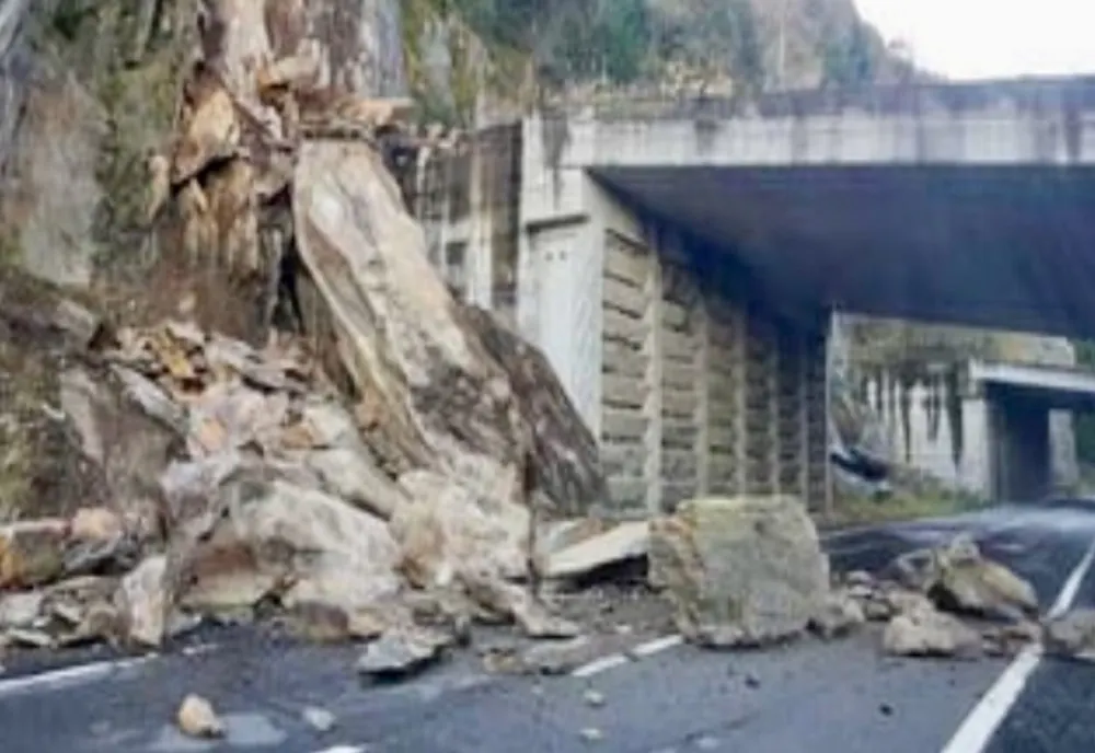 Bucăți de stâncă desprinse și prăbușite pe Transfăgărășan