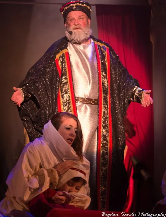 Spectacol tradițional de Crăciun, oferit vâlcenilor de actorii Teatrului Ariel