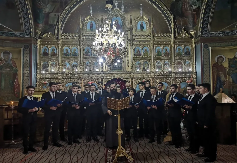 Hristos se naște,slăviți- l!