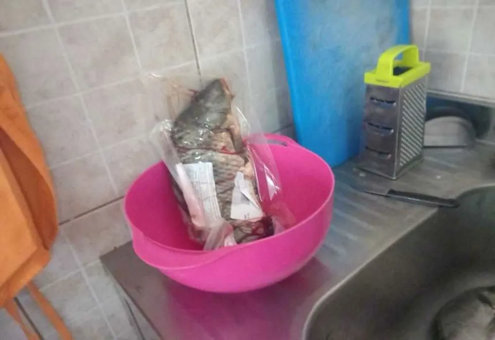 HAOS ÎN STAȚIUNILE TURISTICE DE LA MUNTE, DE SĂRBĂTORI. ALIMENTE EXPIRATE, MIZERIE ȘI ALTE NEREGULI GRAVE DESCOPERITE DE ANPC