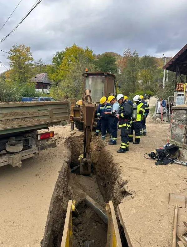 PANICĂ LA BĂILE OLĂNEȘTI: ZECI DE OAMENI EVACUAȚI DUPĂ SPARGEREA UNEI CONDUCTE DE GAZE