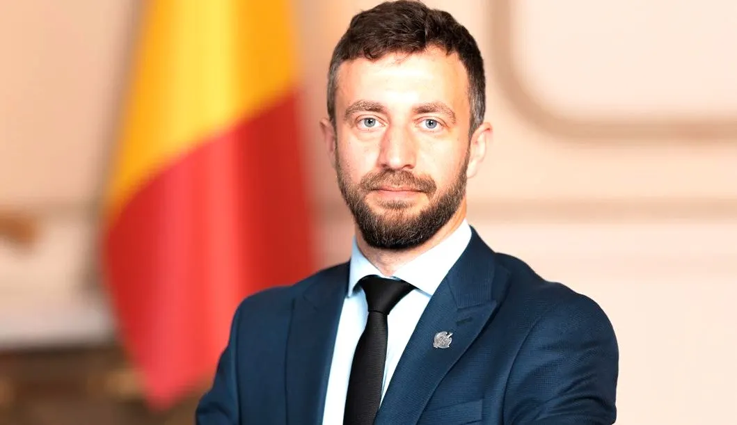 DEPUTAT ANTONIO POPESCU (AUR): „ZECI DE MII DE VÂLCENI RISCĂ SĂ ÎNGHEȚE ÎN APARTAMENTE DIN 31 DECEMBRIE 2025!”
