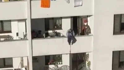 TRAGEDIE LA RÂMNICU VÂLCEA. UN OM A MURIT SUB PRIVIRILE POMPIERILOR — ANCHETA SCOATE LA IVEALĂ DEFICIENȚE ÎN ACCESUL ECHIPAJELOR DE URGENȚĂ