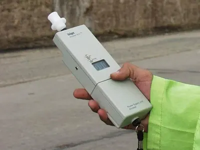 Bărbat din Vâlcea, prins băut, posibil drogat și fără permis la volan
