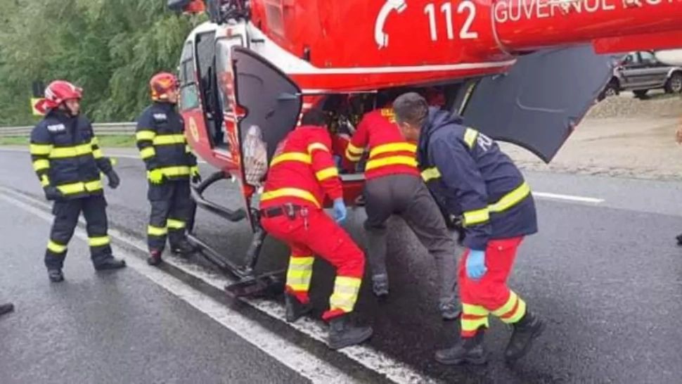 Plan roșu activat în Dâmbovița – accident grav între un microbuz cu elevi și un camion, a fost trimis elicopterul SMURD
