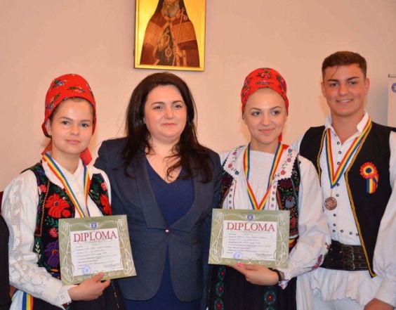 Andra Bica alături de tinerii prezenti in tabăra Science – Intelligence – Research