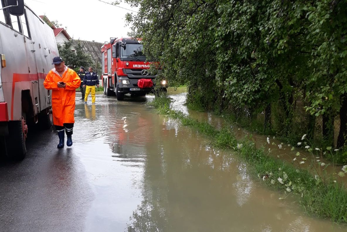 La Călimănești, pe DN 7, apa pe carosabil, drum deviat