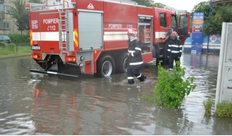 Strazi și gospodarii inundate in județul Valcea