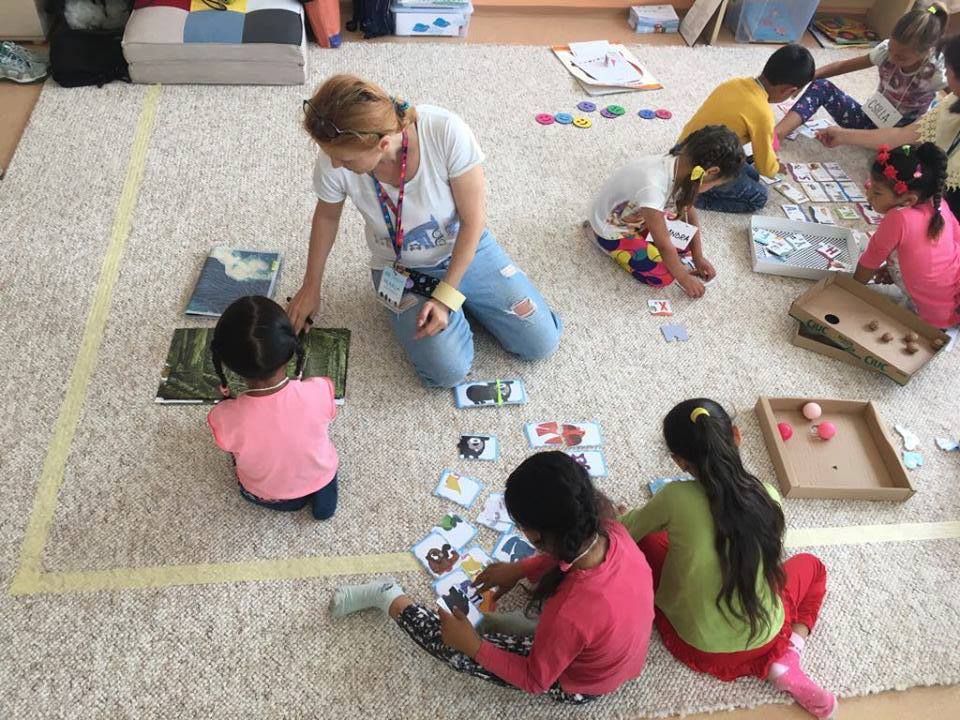 Profesori pentru o vara, in comunitati defavorizate