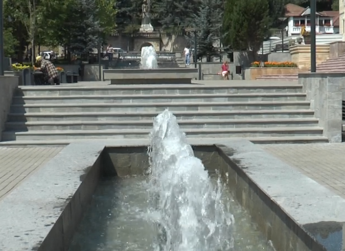 Au fost finalizate lucrările de reabilitare a Scuarului Revoluţiei !