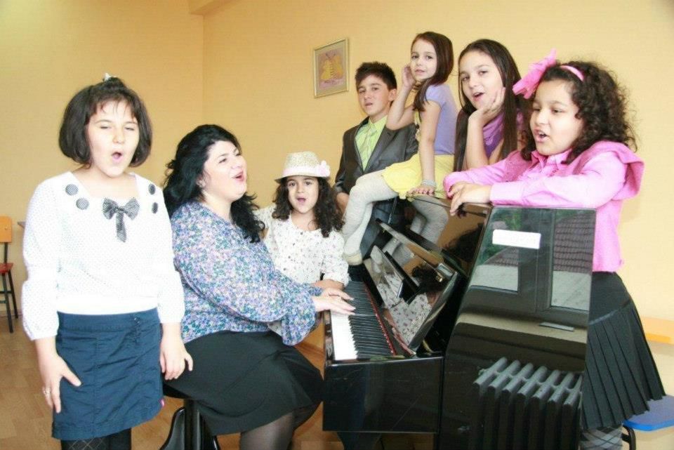 Soprana Camelia Clavac, celebrată la Prefectura Vâlcea