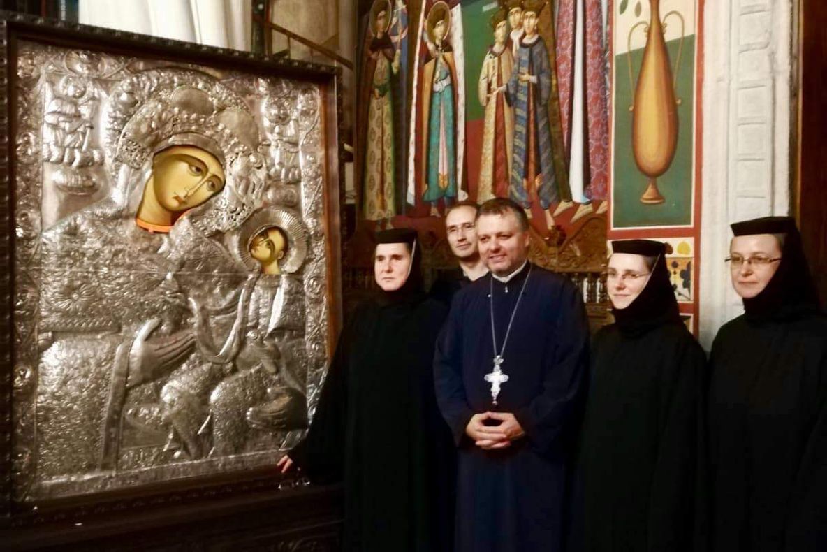 Pentru prima data in istorie Icoana Maicii Domnului de la “Mănăstirea Dintr-un Lemn”, Arhiepiscopia Ramnicului, purtată intr- un pelerinaj, ajunge la Biserica Sfinților Martiri Brancoveni Sfântul Gheorghe Nou din Capitală!