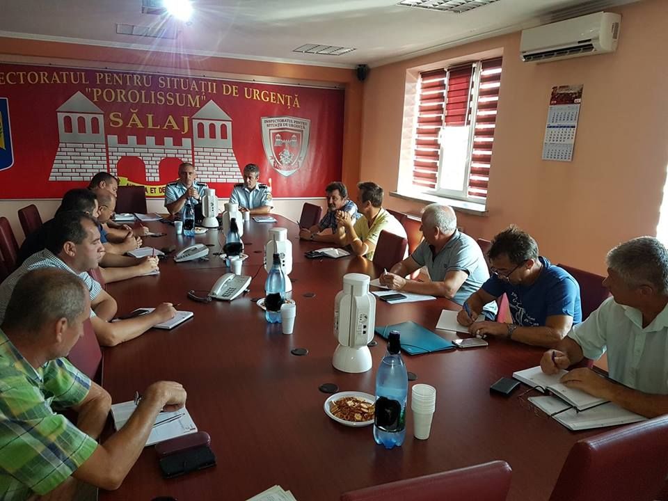 Masina in flacari pe DN 67, in comuna Barbatesti