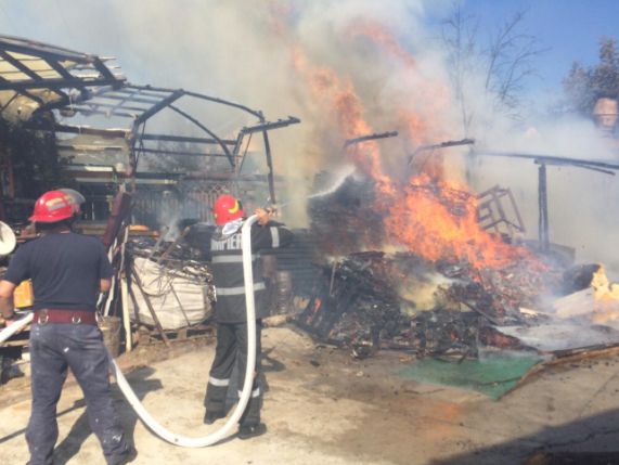 Incendiu la o fabrică de mobilă in Vlădești