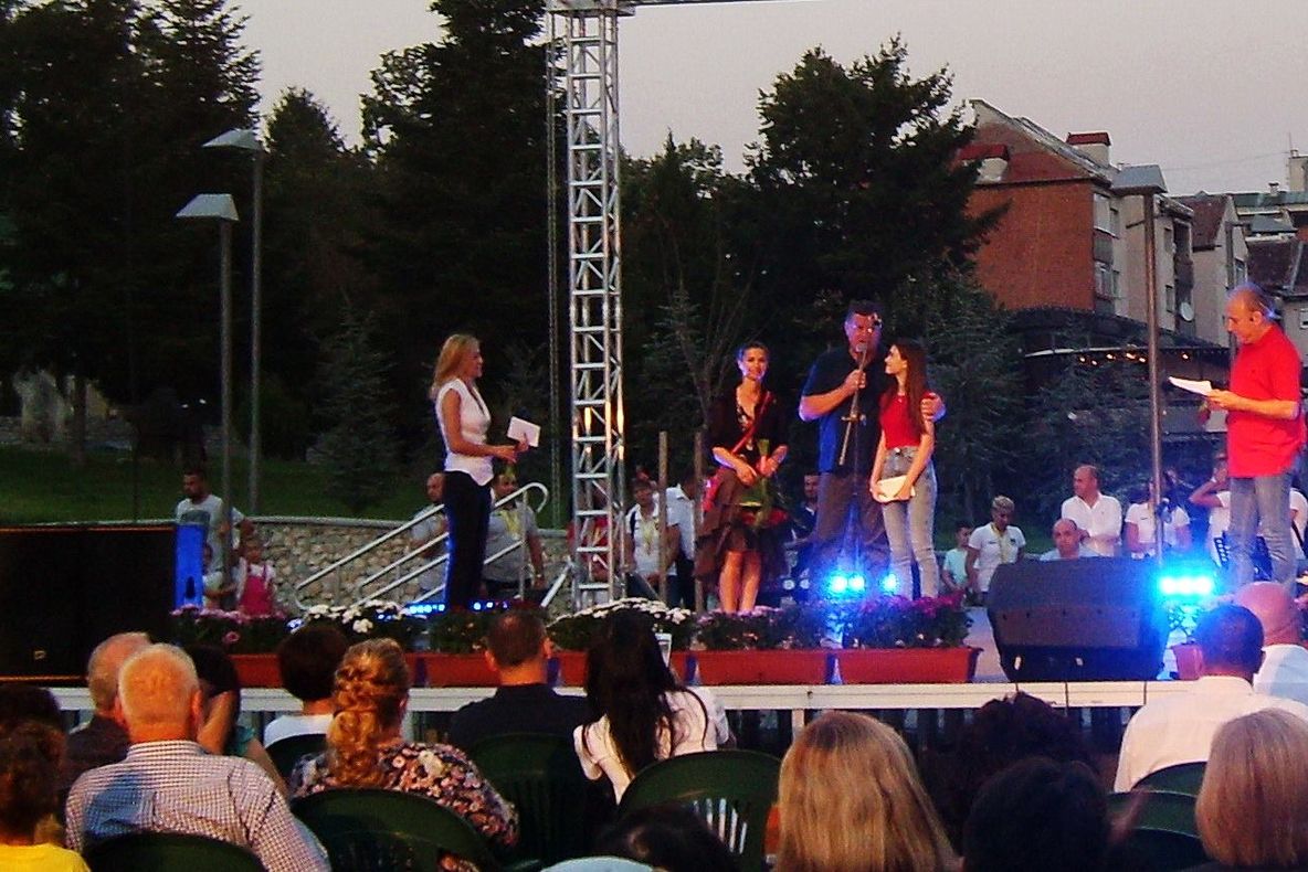 Elevii de 10, premiați de administrația locală !