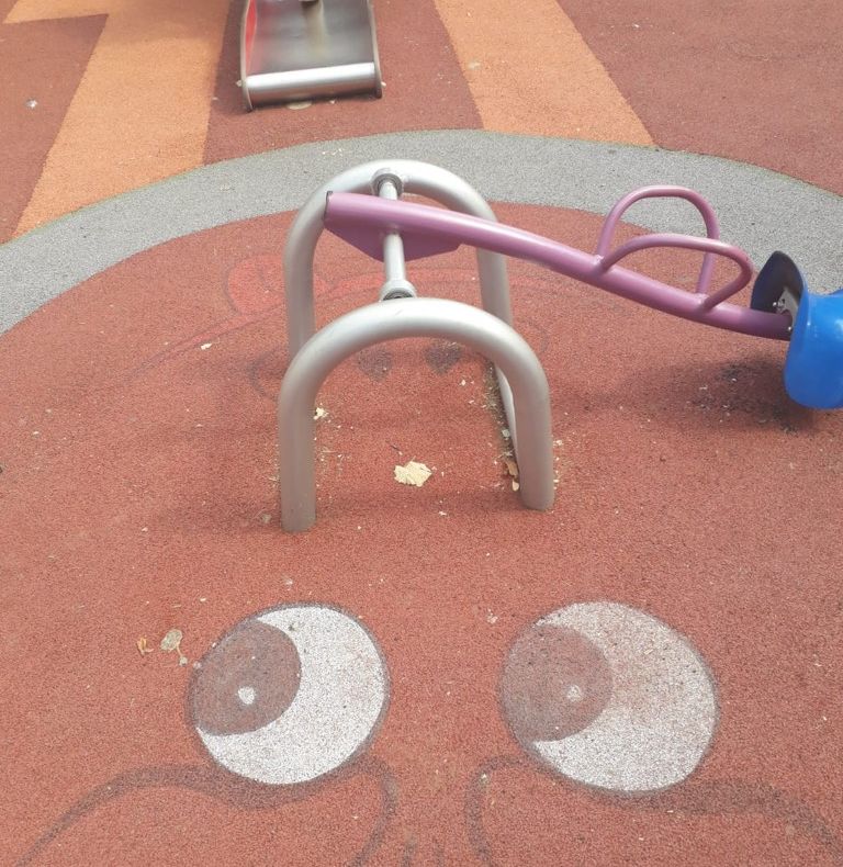 Locul de joacă de lângă Pedagogic a fost vandalizat