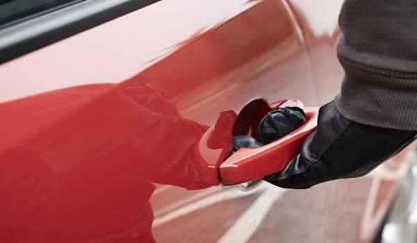 Cu masina furata prin oras, fara permis