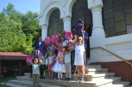 Burse și rechizite școlare oferite de Arhiepiscopia Râmnicului