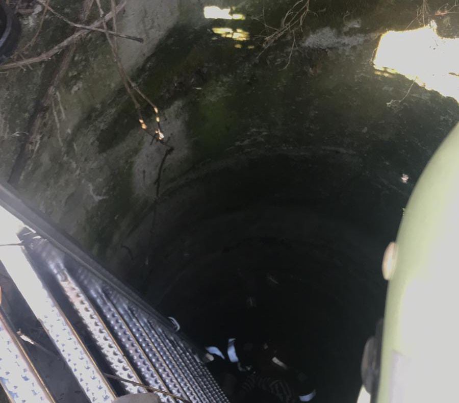 Cazuta in fantana, salvata de pompieri dupa doua zile !