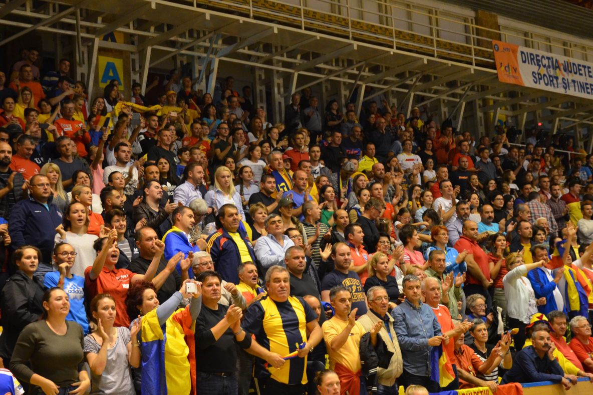 Vâlcenii au luat cu asalt casa de bilete a Salii Sporturilor