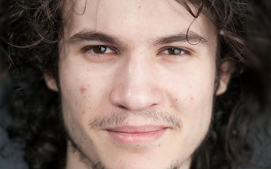 Un actor de origine vâlceană in noua premieră a lui Alexander Hausvater