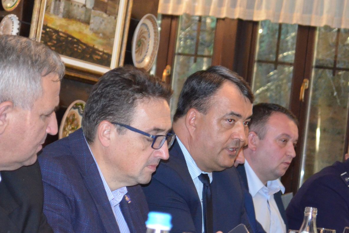 Trei prefecti la Obarsia Lotrului !