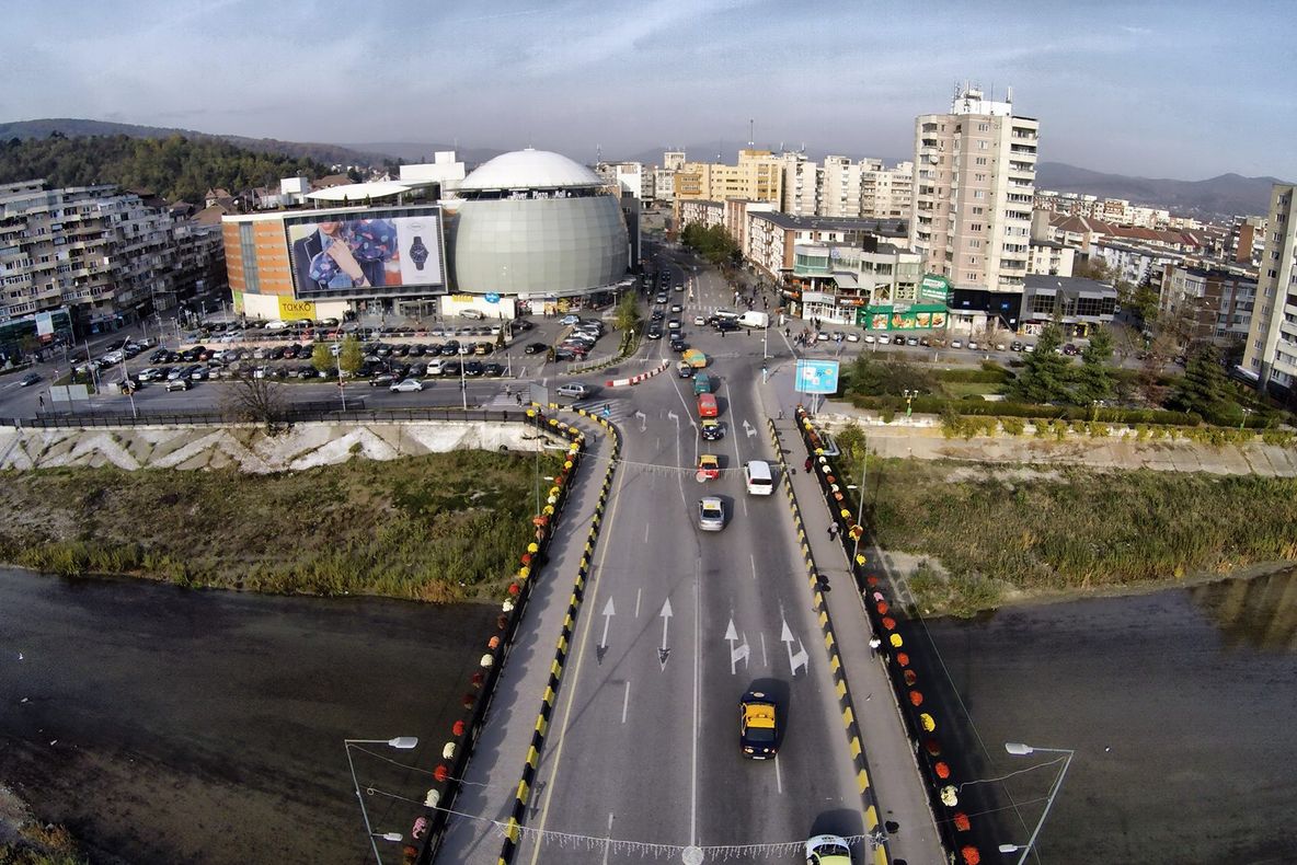 Trei tineri au furat o jardinieră cu flori din centrul Râmnicului