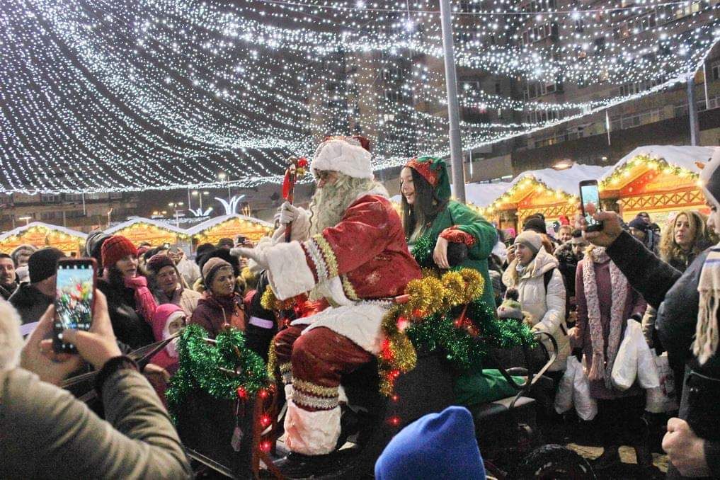 Moș Crăciun, cu trăsura cu cai...prin oraș