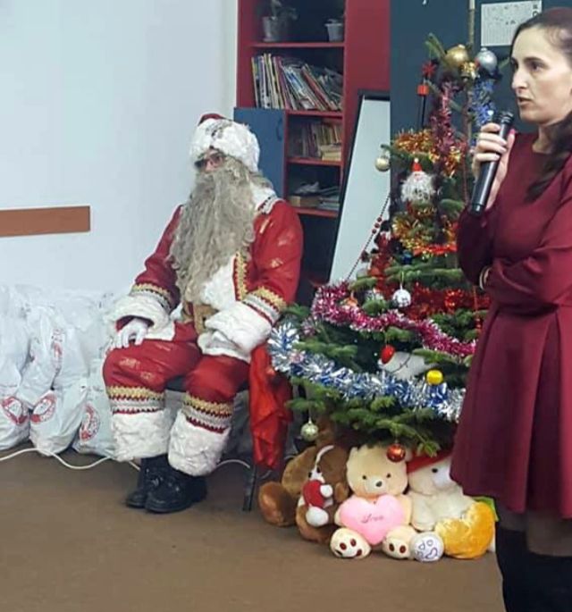 După grădina zoologică și centrul Râmnicului sania lui Moş Crăciun s- a oprit la copiii din Petrişor