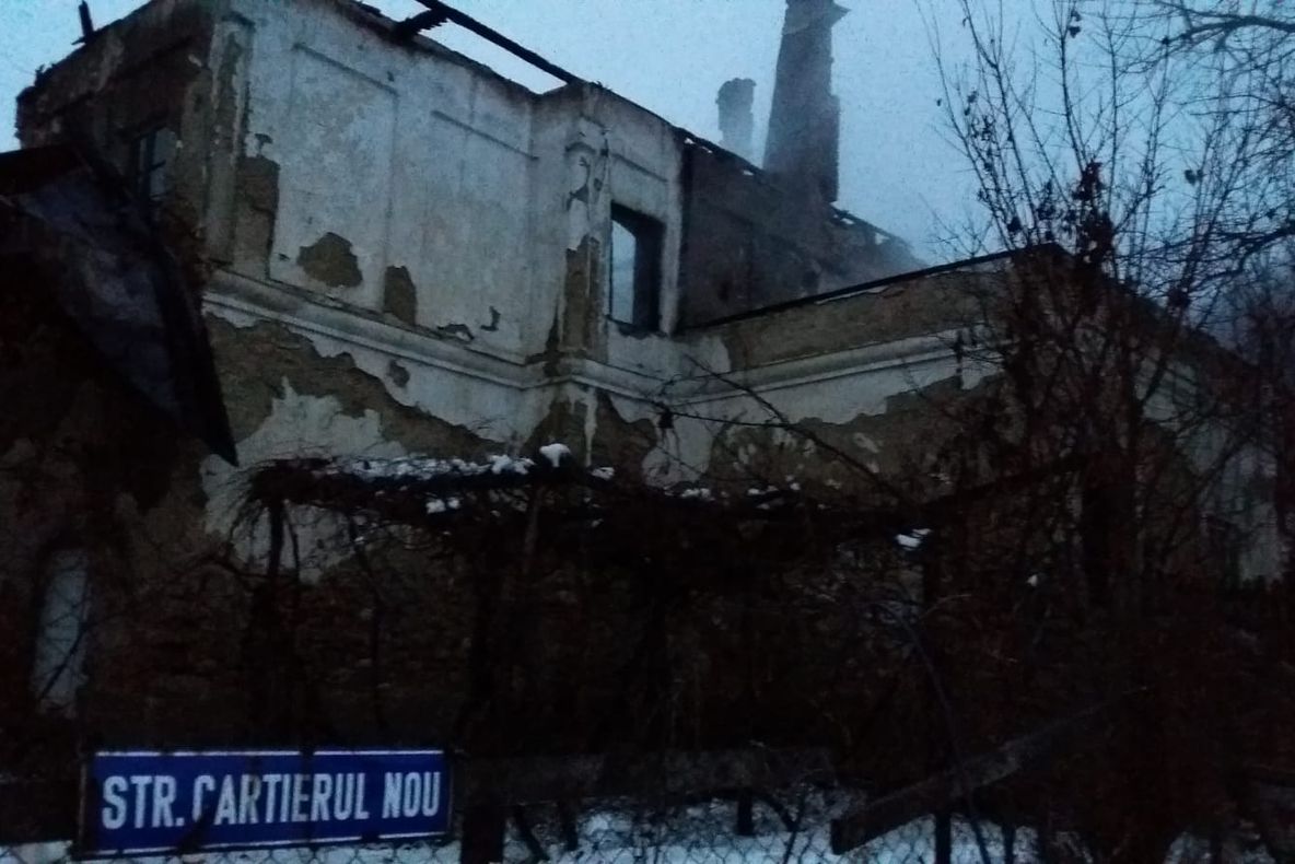 Casa monument istoric in flacari la Olanesti !