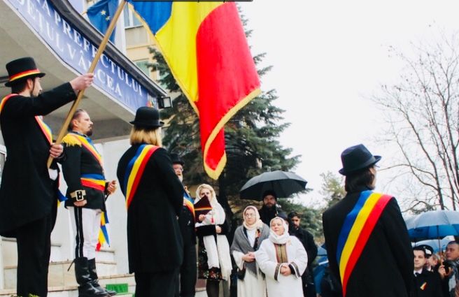 Domnitorul Alexandru Ioan Cuza s- a prins în Hora Unirii alături de vâlceni, sub o ploaie măruntă și în sunet de clopote