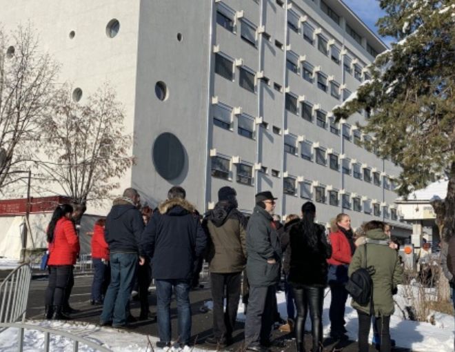 Câteva zeci de vâlceni s- au strâns în fața spitalului județean Vâlcea