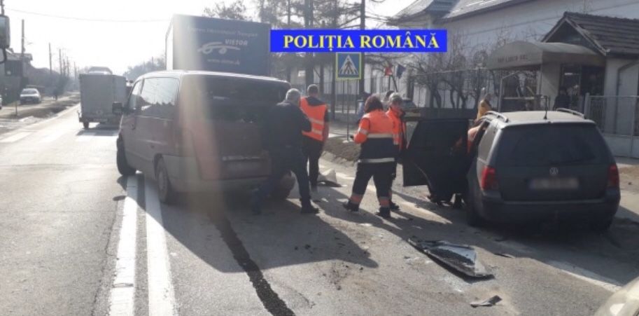 Ciocnire în lanț în Bujoreni. Trei autovehicule au fost avariate
