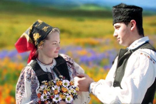 Tradiții românești prezentate la Vâlcea prin spectacole și expoziții tematice