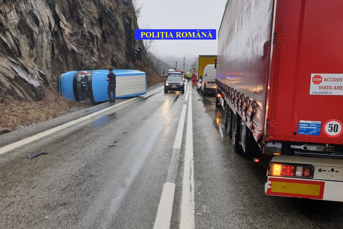 Coliziune între doua autoutilitare la Brezoi !