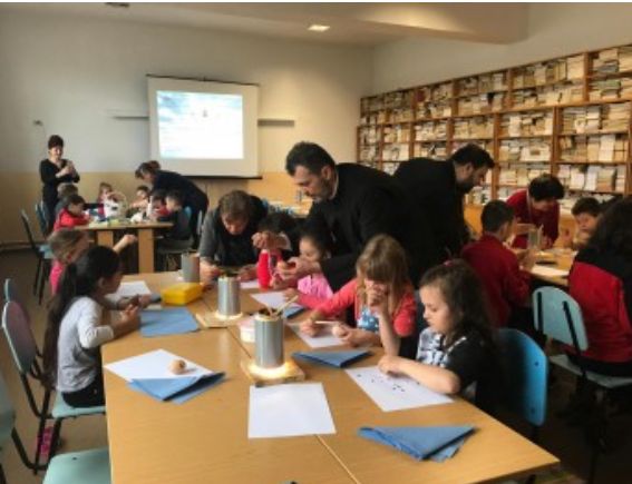 Tabără de încondeiat ouă la Vlădești