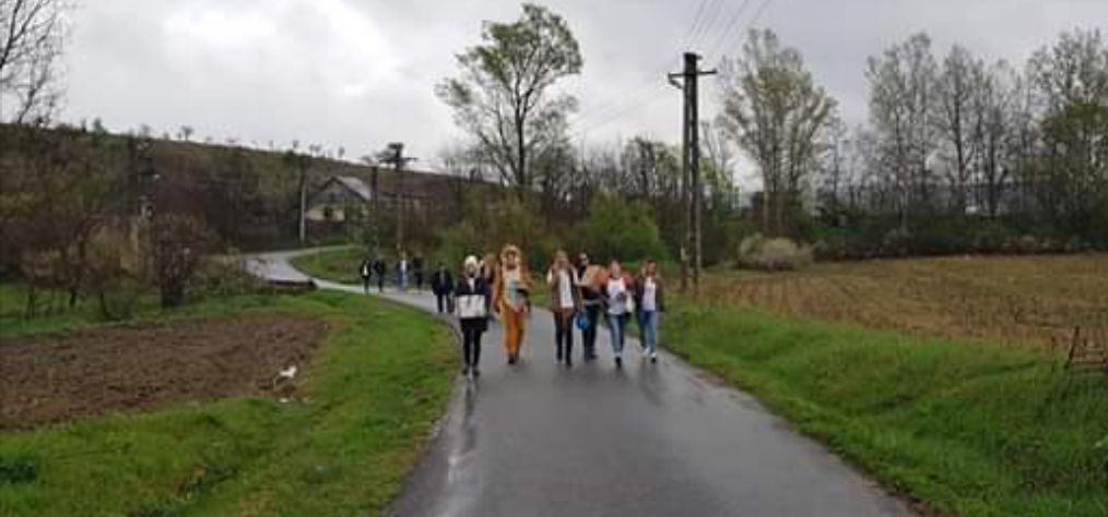 Satele copiilor fără prea multe zâmbete vizitate de Asociația Mămici din Vâlcea