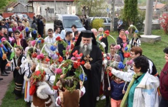 Zeci de copii alături de Arhiepiscopul Râmnicului, în Horezu