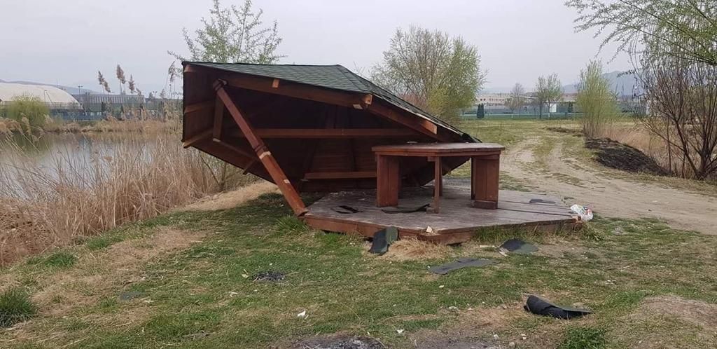 Distrugeri fără precedent ale foișoarelor la locul de picnic din zona Nord !