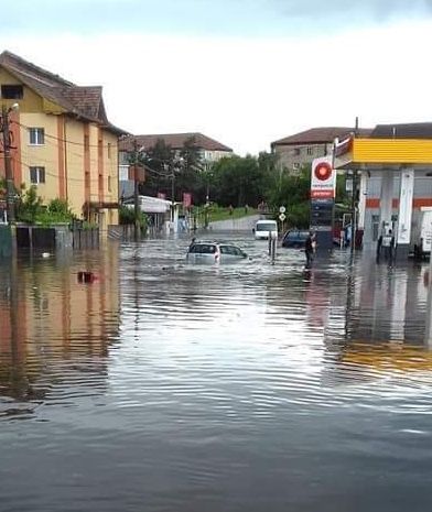În doar câteva minute Râmnicul s- a transformat în urma ploii: mașini scufundate de ape, străzi, sedii și locuințe inundate