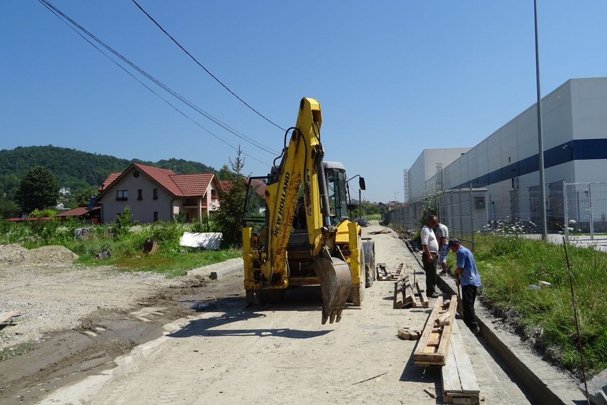 Continuă lucrările de reabilitare a unor străzi din cartierele mărginaşe ale Râmnicului