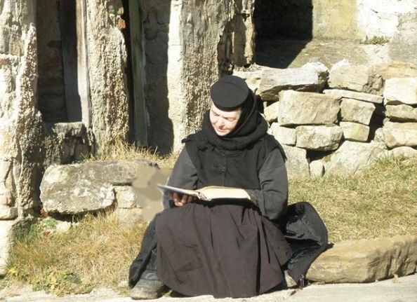 10 maici, uitate de lume în unicul monument istoric străvechi al Vâlcii, sărbătoresc Sânzienele