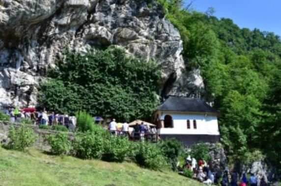 IPS Varsanufie, înconjurat de credincioși la Mănăstirea de sub stâncă