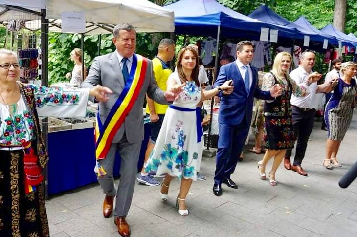 Oficialitățile, alături de actorii Teatrului Ariel intr- o horă modernă, la deschiderea Târgului Meşterilor Populari