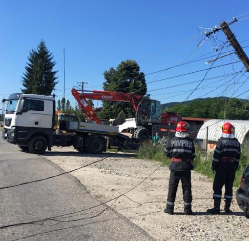 Trafic blocat total pe strada General Magheru din Horezu. Cablurile unui stâlp electric au căzut în stradă