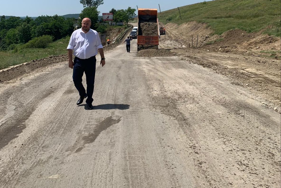 Rețeaua de drumuri modernizate a județului Vâlcea se extinde. Un drum important pentru sudul județului va fi modernizat după 40 de ani