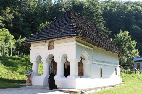 Drumul spre Schitul celor 10 maicute va fi modernizat. DJ 656 este singura cale de acces spre 4 localități!