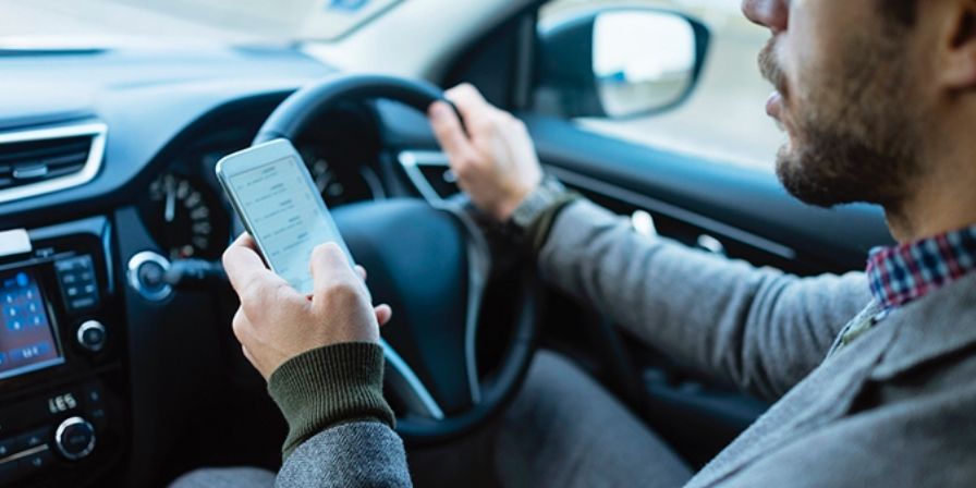 Permisul auto suspendat pentru simpla ţinere în mână a telefonului la volan. Campanie de conştientizare a noilor măsuri